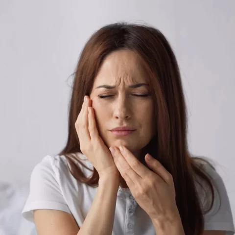 woman-wanting-Reliable-Dental-Pain-Relief-Near-Me